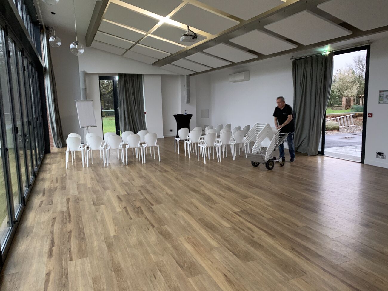 Salle de conférence préparée pour les sessions