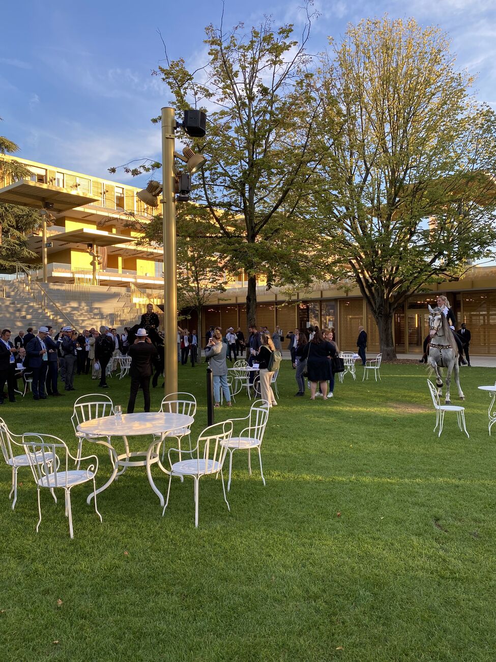 Présentation produits clients à Longchamp, réception en extérieur — AMARDI