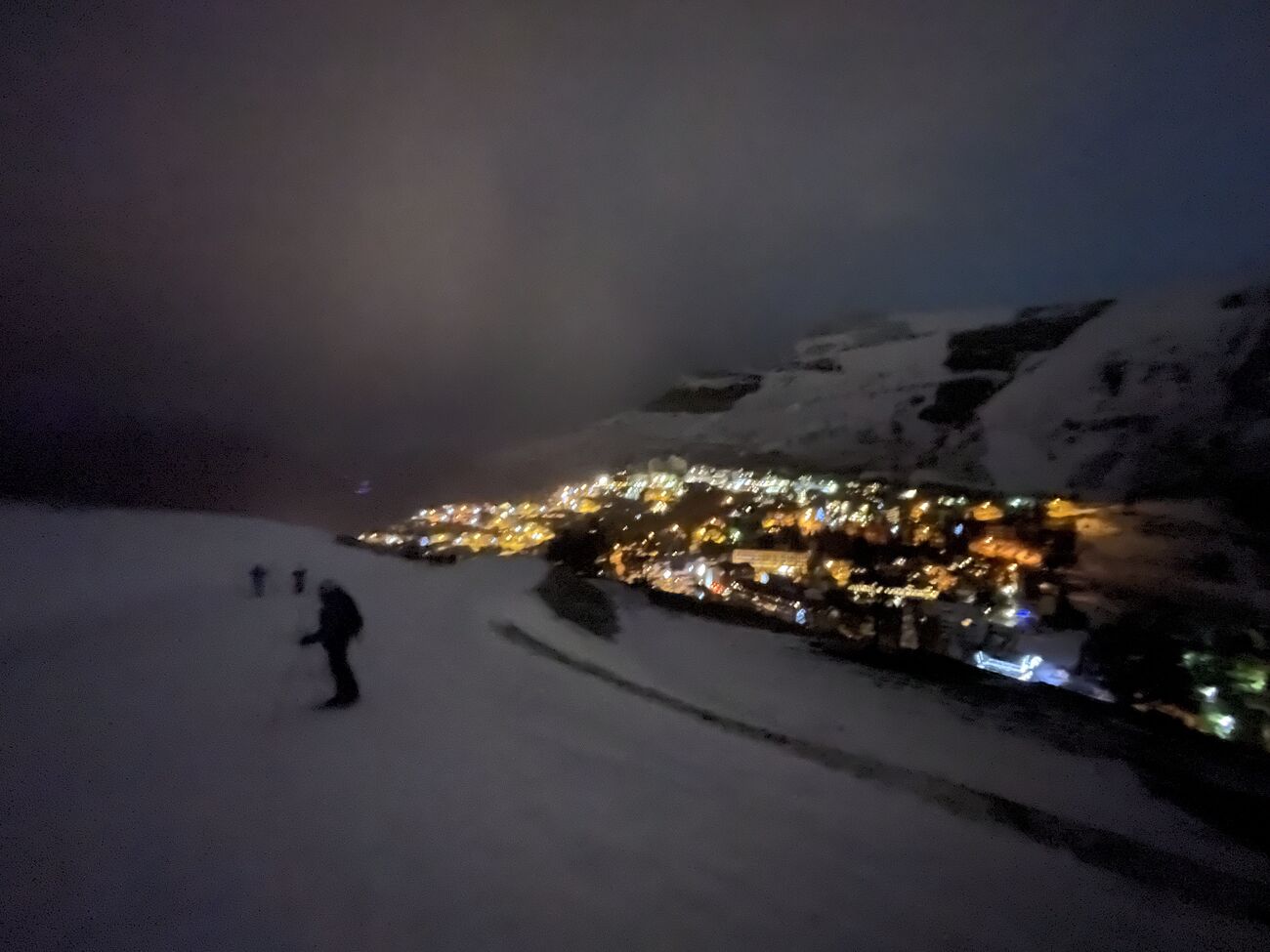 Le village de montagne la nuit