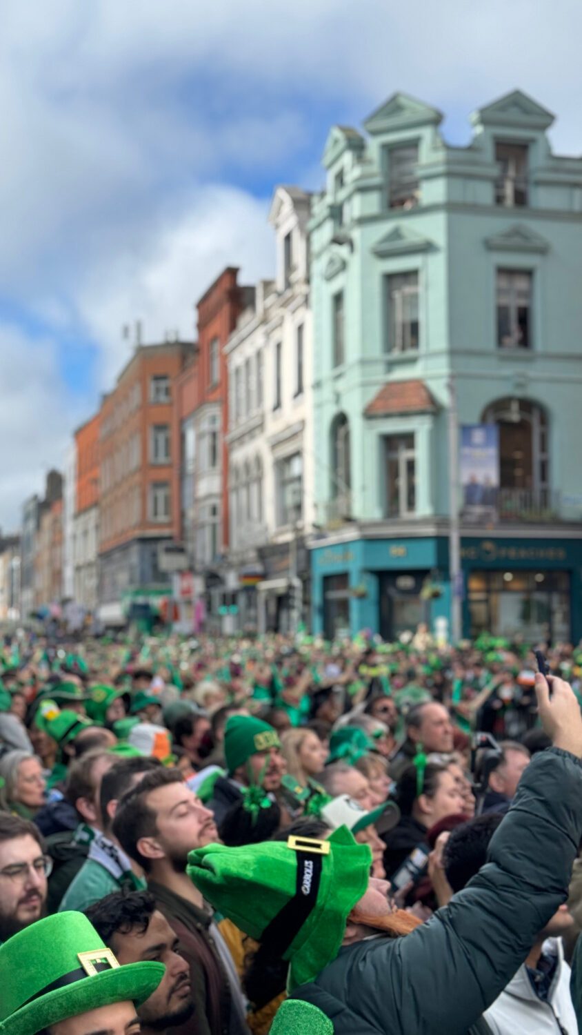 Supporters en vert dans les rues de Dublin un jour de match