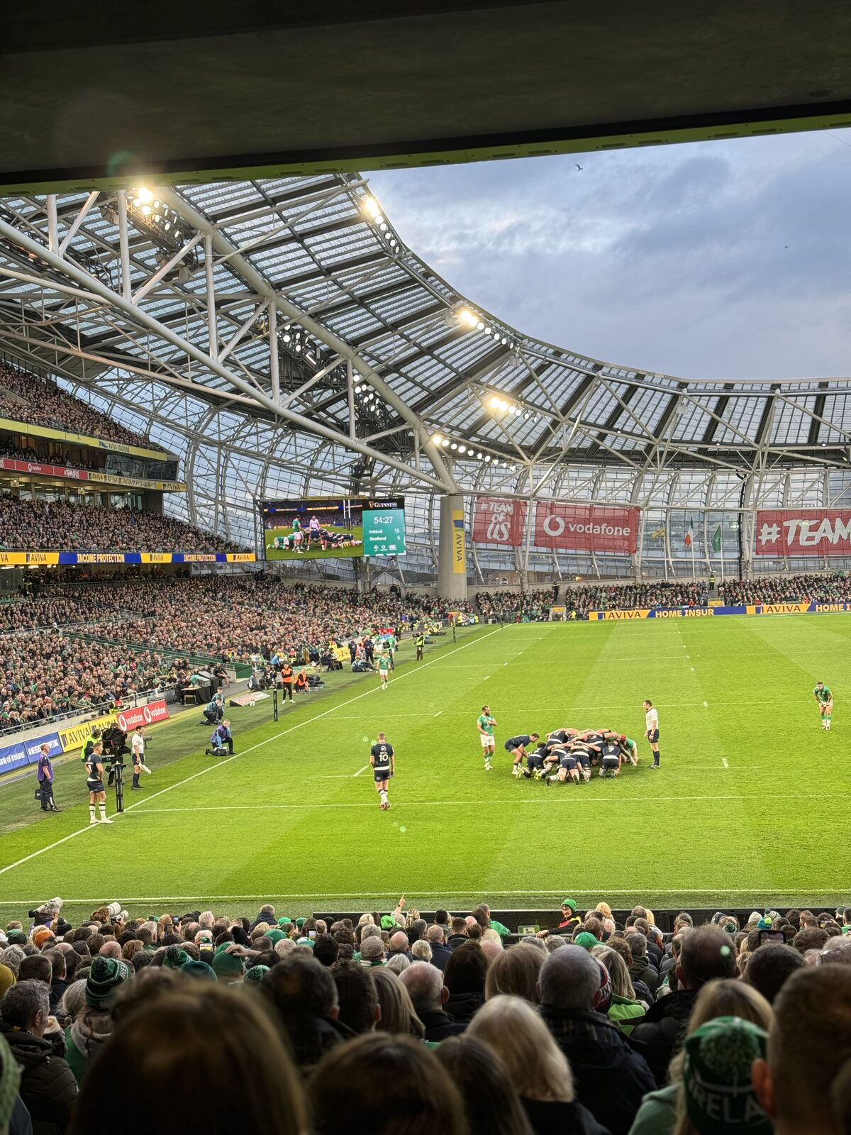 Mêlée du match de rugby Irlande-Écosse vue des tribunes de l'Aviva Stadium