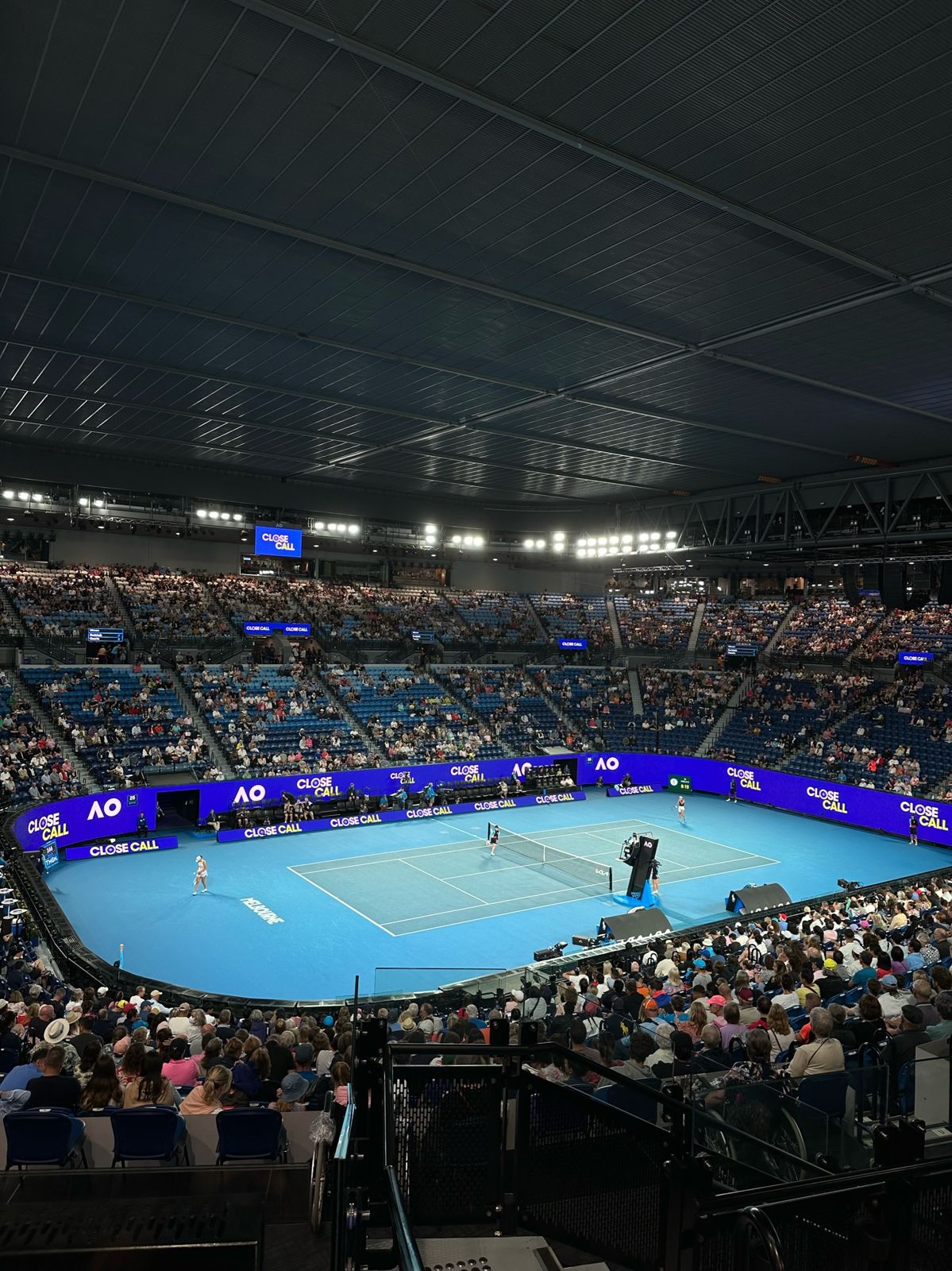 Court bleu de l'Open d'Australie rempli de spectateurs