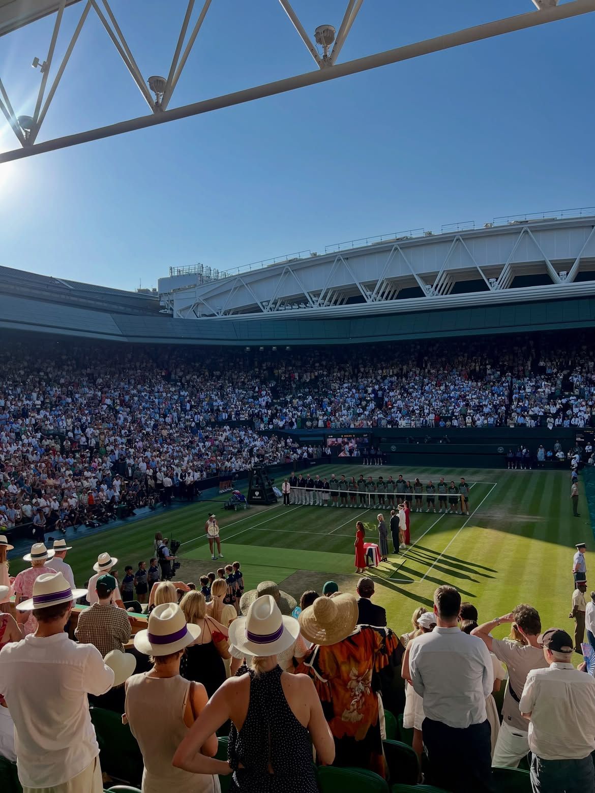 Court central de Wimbledon rempli pendant un match